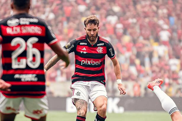 Léo Pereira joga bola em campo em jogo do Flamengo. Ele enfrenta o Cuiabá