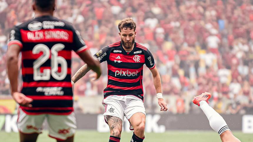 Léo Pereira joga bola em campo em jogo do Flamengo. Ele enfrenta o Cuiabá