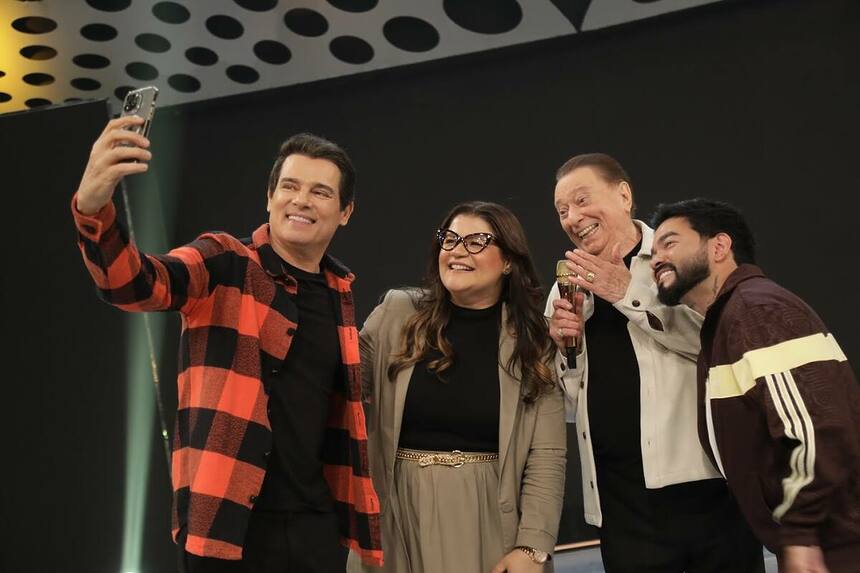 Celso Portiolli, Midian Lima, Raul Gil e Yudi tiram selfie no palco do Programa Raul Gil