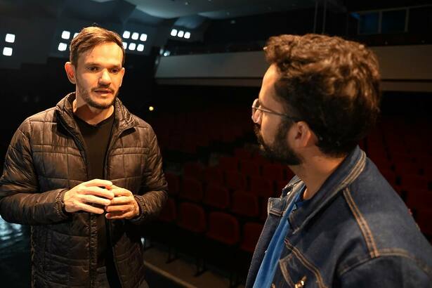 Repórter Guilherme Machado entrevistando o Padre Patrick no programa Arquivo A