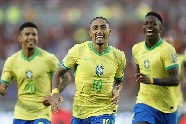 Abner, Raphinha e Vini Jr comemorando gol com a camisa da Seleção Brasileira