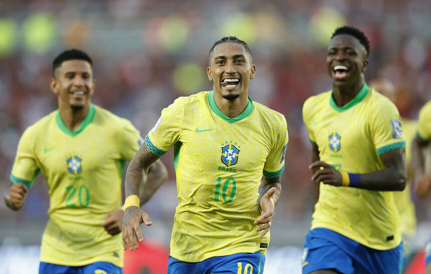 Abner, Raphinha e Vini Jr comemorando gol com a camisa da Seleção Brasileira