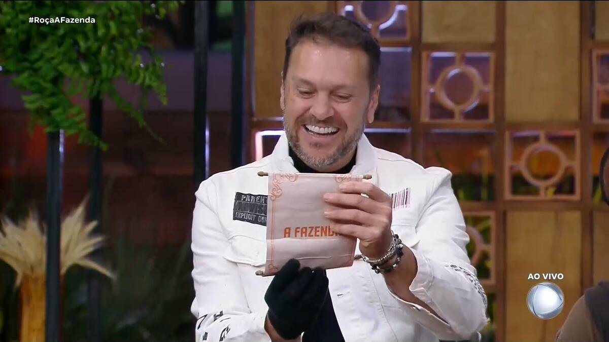 Albert sorrir com o poder branco na oitava Roça de A Fazenda 16