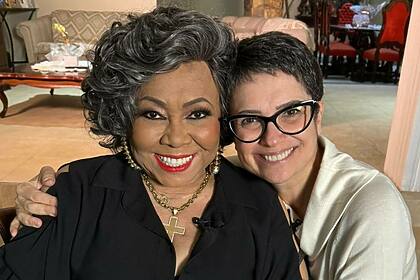 Alcione e Sandra Annenberg em trecho dos bastidores de gravação do Globo Repórter