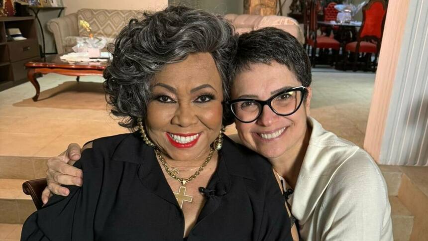 Alcione e Sandra Annenberg em trecho dos bastidores de gravação do Globo Repórter