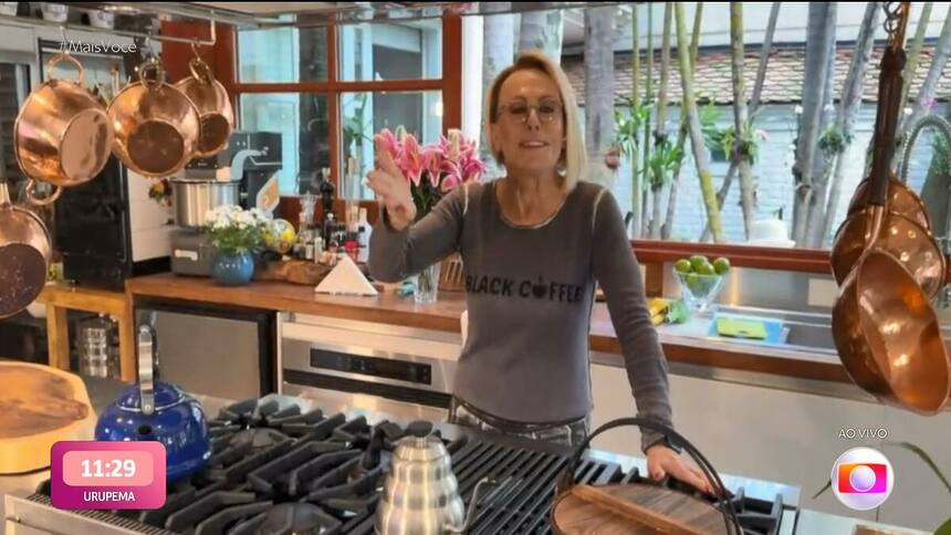 Ana Maria Braga participando direito da cozinha de sua casa no Mais Você