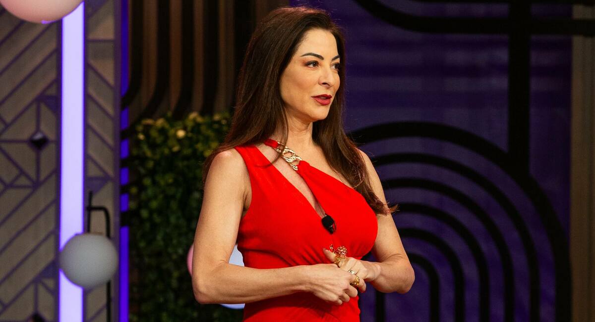 Ana Paula Padrão, com um vestido vermelho, em trecho do MasterChef Confeitaria