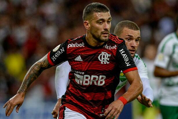 Arrascaeta em campo com a camisa do Flamengo