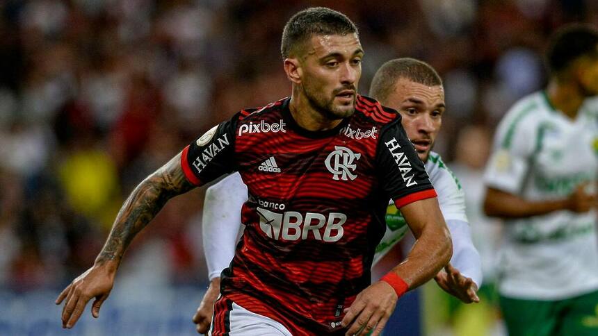 Arrascaeta em campo com a camisa do Flamengo