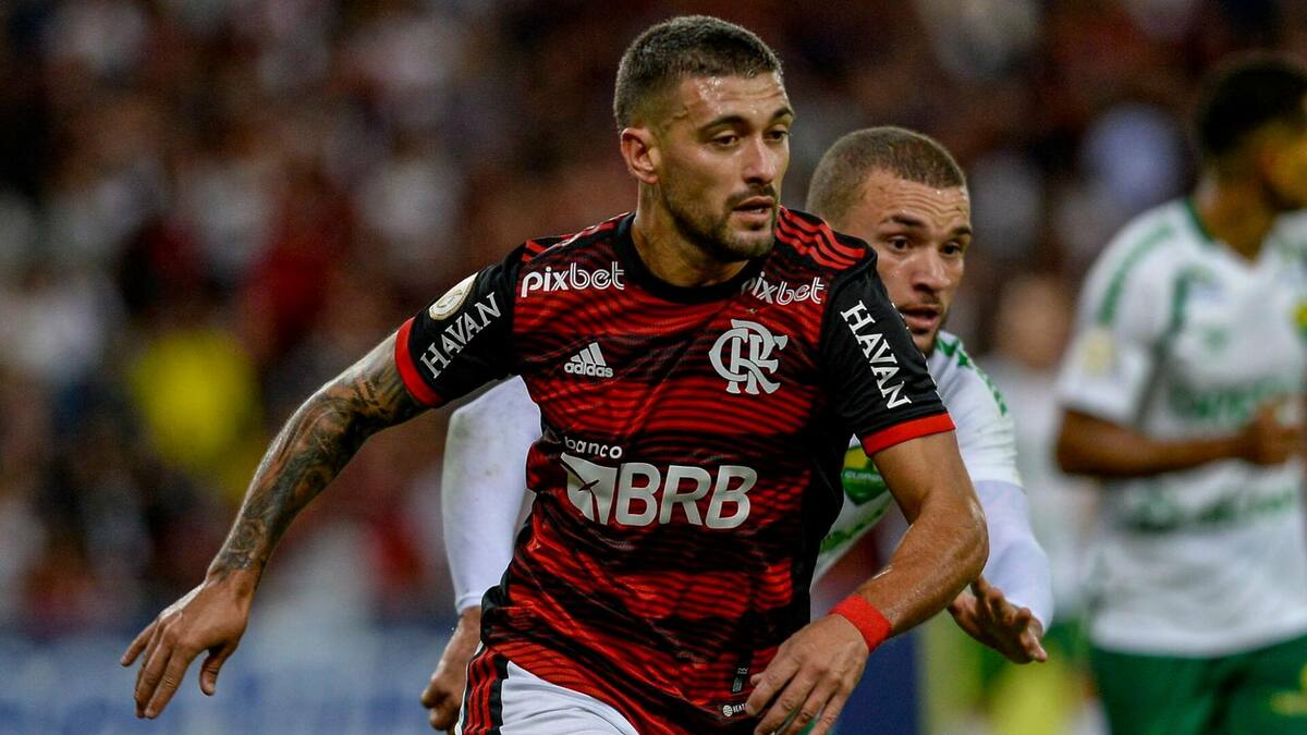 Arrascaeta em campo com a camisa do Flamengo