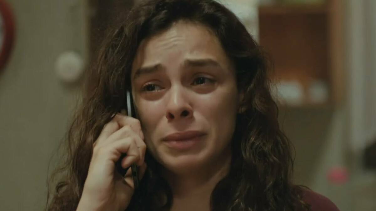 Bahar (Özge Özpirinçci) chorando e desesperada em capítulo de Força de Mulher