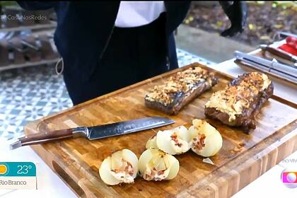 Bife de tira com crosta de alho e cebola recheada na taboa de carne do programa É de Casa