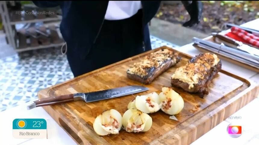 Bife de tira com crosta de alho e cebola recheada na taboa de carne do programa É de Casa