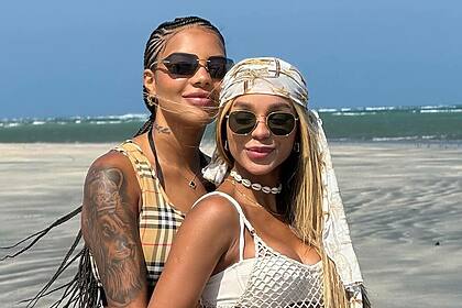 Brunna Gonçalves e Ludmilla em foto posada na praia