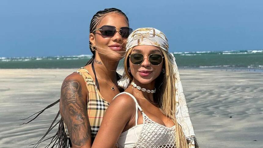 Brunna Gonçalves e Ludmilla em foto posada na praia