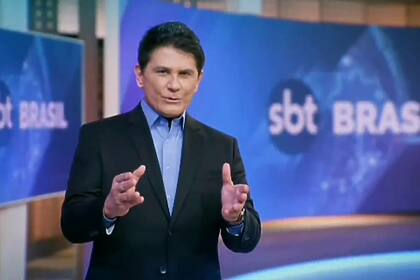 Cesar Filho, no cenário, em trecho da nova chamada do SBT Brasil