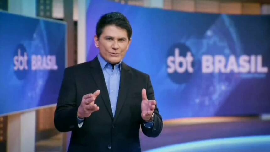 Cesar Filho, no cenário, em trecho da nova chamada do SBT Brasil