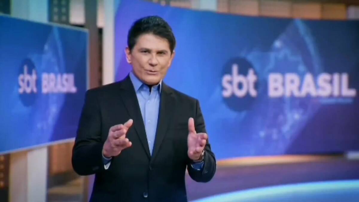 Cesar Filho, no cenário, em trecho da nova chamada do SBT Brasil