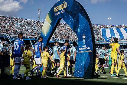 Jogadores de Cruzeiro e Racing entrando em campo pela final da Sul-Americana