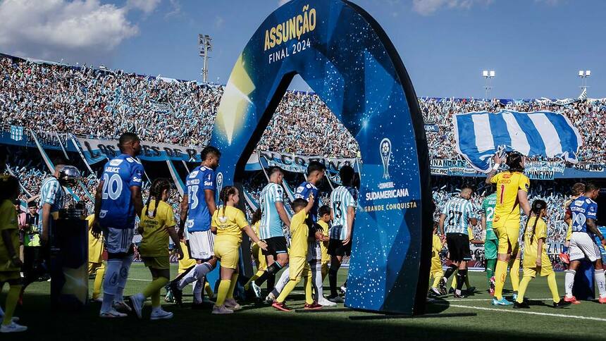 Jogadores de Cruzeiro e Racing entrando em campo pela final da Sul-Americana