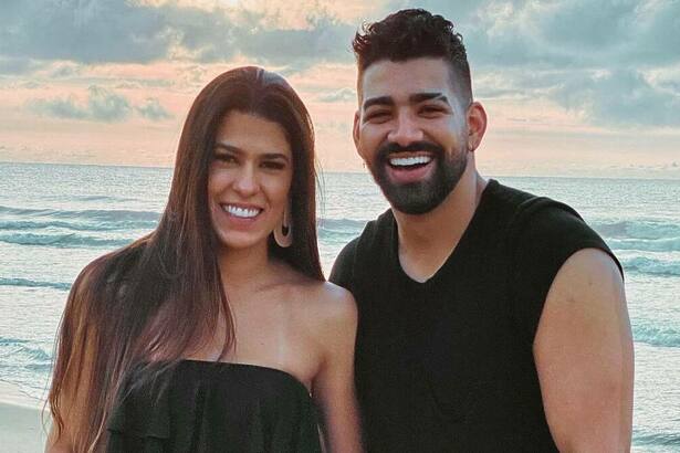 Dilsinho e a esposa Beatriz Ferraz em foto posada na praia