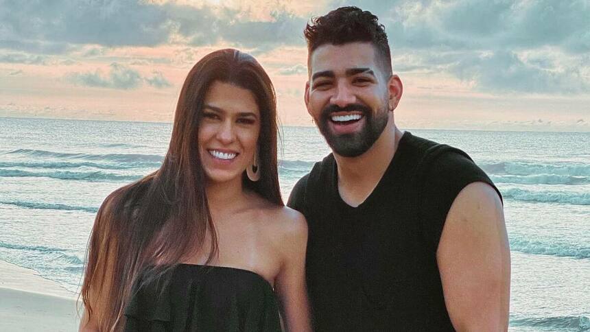 Dilsinho e a esposa Beatriz Ferraz em foto posada na praia