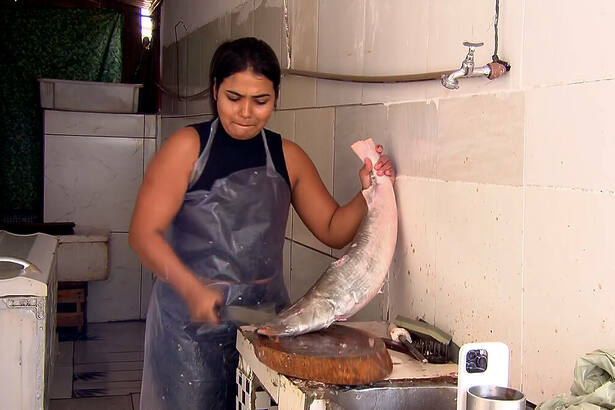 Menina prepara peixe em reportagem do Domingo RECORD