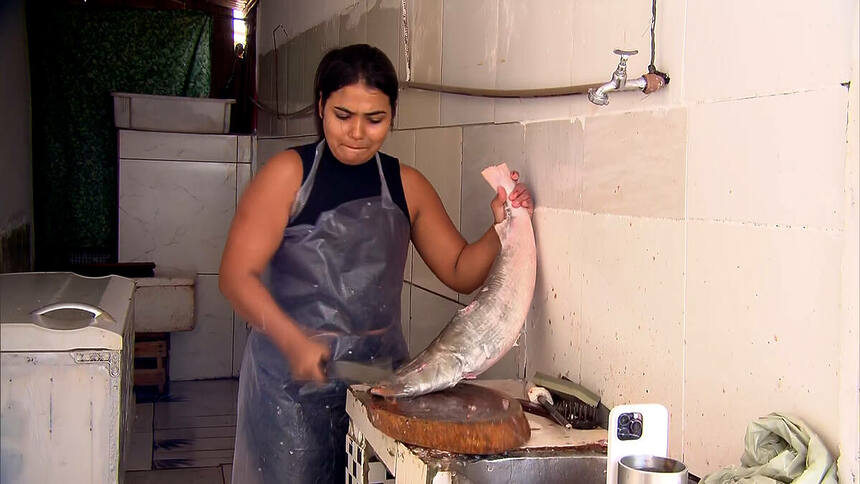 Menina prepara peixe em reportagem do Domingo RECORD