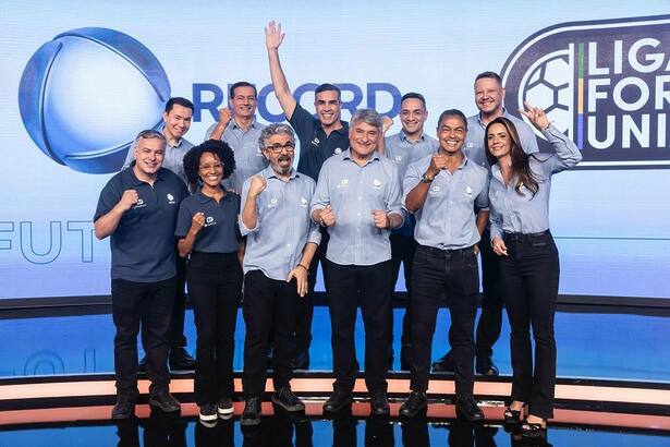 Elenco de Esportes da RECORD reunidos e vibrando no palco da emissora, entre eles Cleber Machado e Paloma Tocci