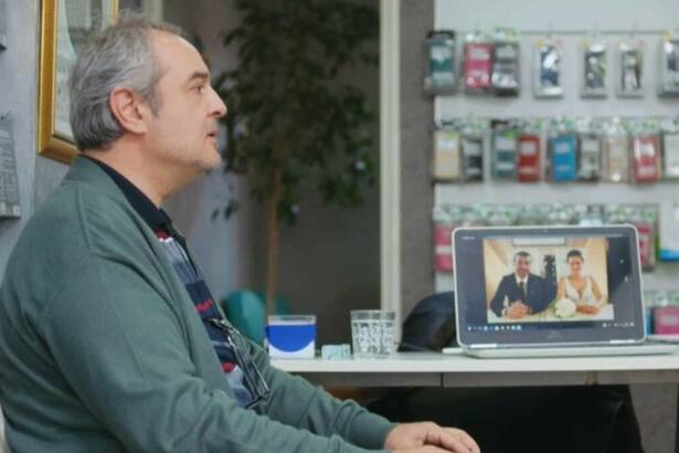 Enver (Şerif Erol) em trecho da novela Força de Mulher na loja de Mahir