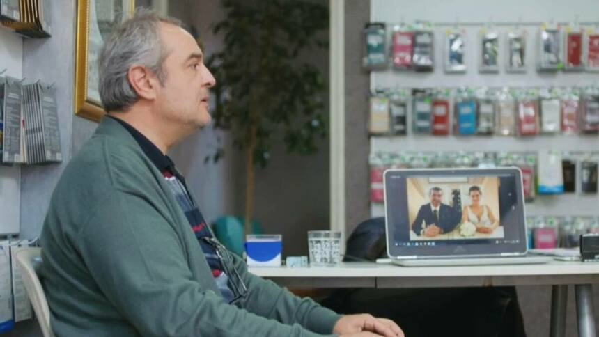 Enver (Şerif Erol) em trecho da novela Força de Mulher na loja de Mahir