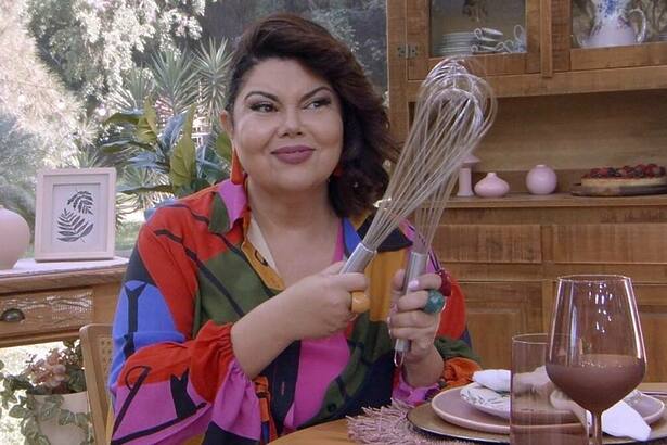 Fabiana Karla em trecho de episódio do Bake Off Brasil