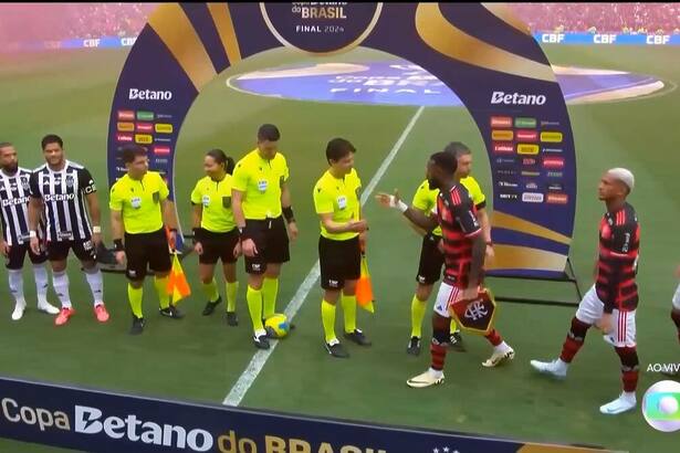 Jogadores em campo na transmissão da TV Globo da Copa do Brasil