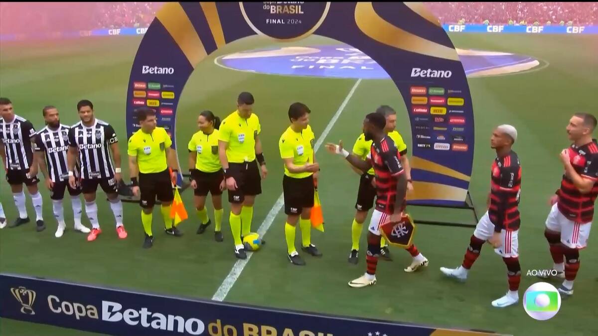 Jogadores em campo na transmissão da TV Globo da Copa do Brasil