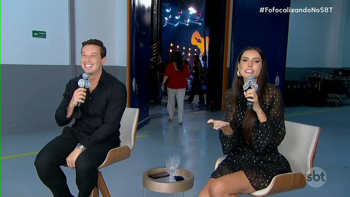 Gabriel Cartolano e Gabi Cabrini apresentando o Fofocalizando em frente ao estúdio do especial de Natal de Gusttavo Lima