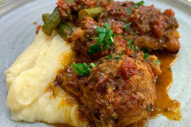 Frango caipira com quiabo e polenta cremosa do É de Casa