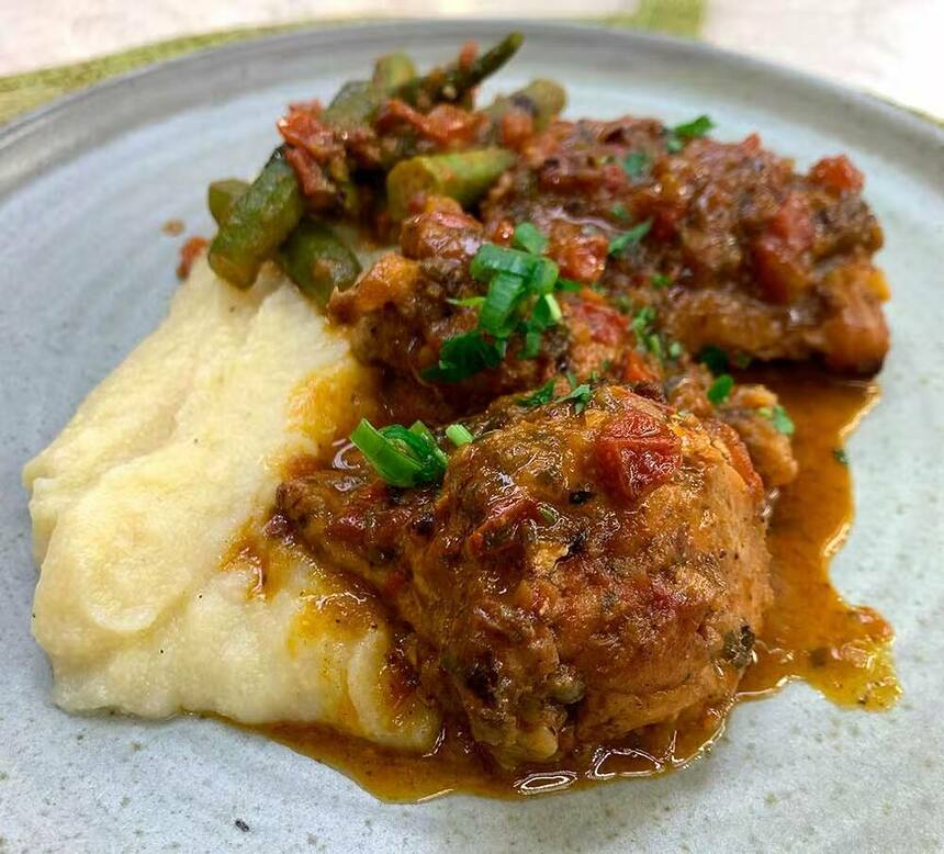 Frango caipira com quiabo e polenta cremosa do É de Casa