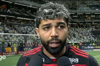 Gabigol, com a camisa do Flamengo, em trecho de entrevista ao vivo na Globo