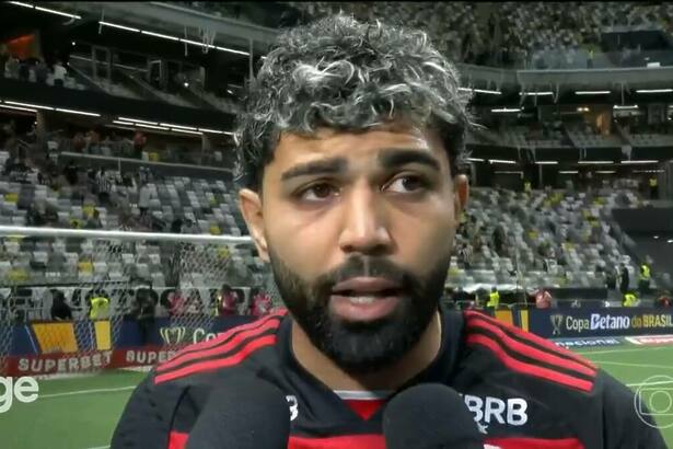 Gabigol, com a camisa do Flamengo, em trecho de entrevista ao vivo na Globo