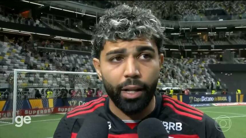 Gabigol, com a camisa do Flamengo, em trecho de entrevista ao vivo na Globo