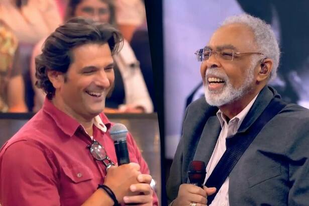 Ator Gilberto Gil de frente a cantor Gilberto Gil no Caldeirão. Os dois estão sorrindo