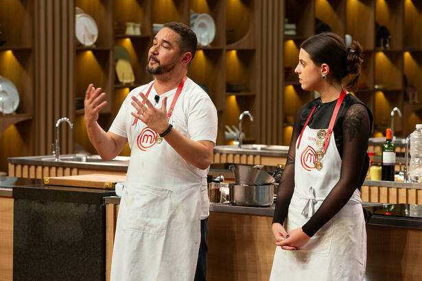 Giorgia e José Roberto em frente a bancada do MasterChef