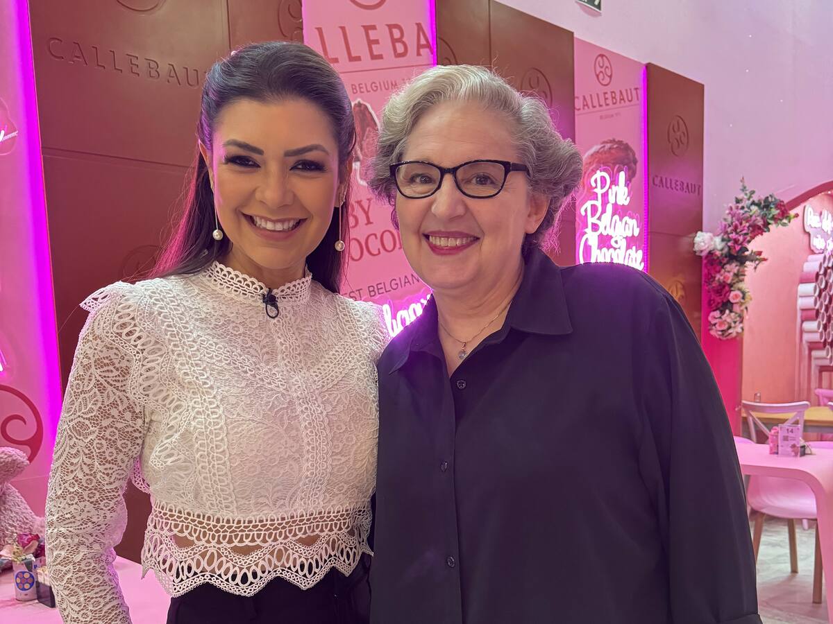 Amanda posa com a psicanalista Hebe
