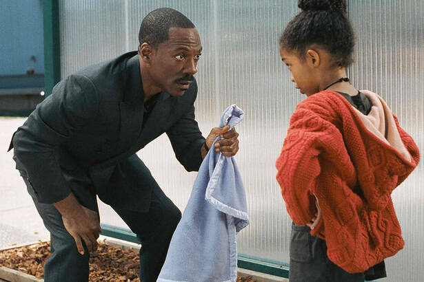 Eddie Murphy e Yara Shahidi em trecho do filme Imagine Só