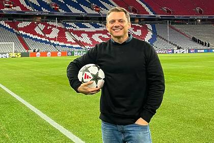 João Venturi, com a bola embaixo do braço, no estádio Allianz Arena