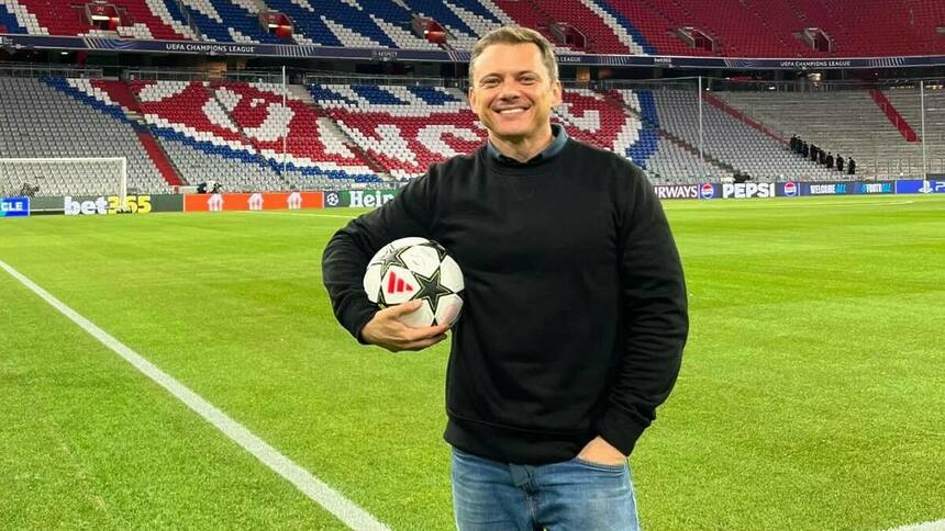 João Venturi, com a bola embaixo do braço, no estádio Allianz Arena