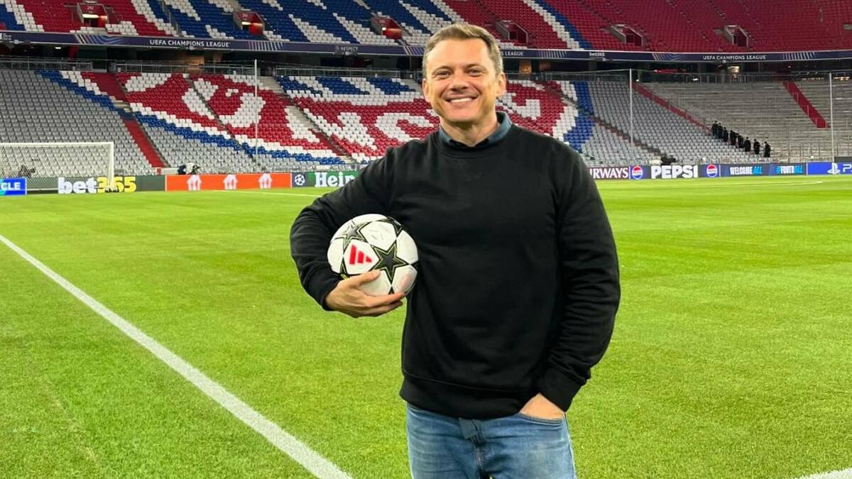 João Venturi, com a bola embaixo do braço, no estádio Allianz Arena