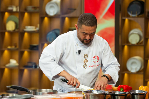 José Roberto na bancada em trecho da final do MasterChef 2024