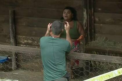 Juninho e Flora durante o trato dos animais em A Fazenda