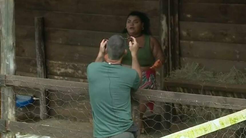 Juninho e Flora durante o trato dos animais em A Fazenda